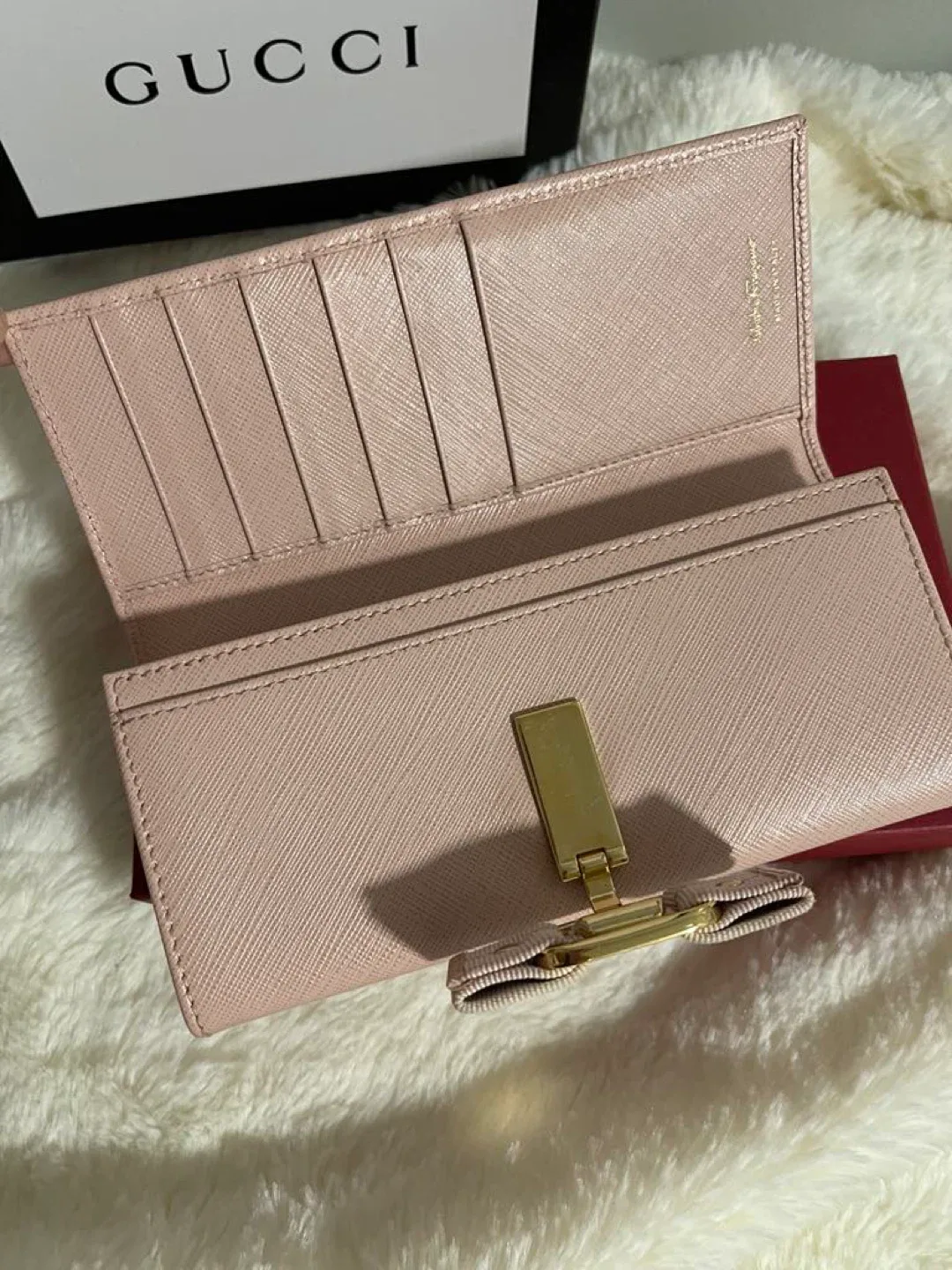 💯% Authentic Salvatore Ferragamo Pink Ms. VARA BOW image indicator(2)