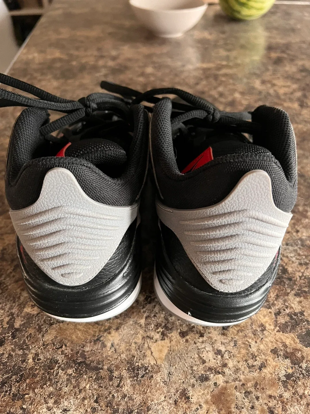 EUC Jordan Max Aura 5 6Y image indicator(3)