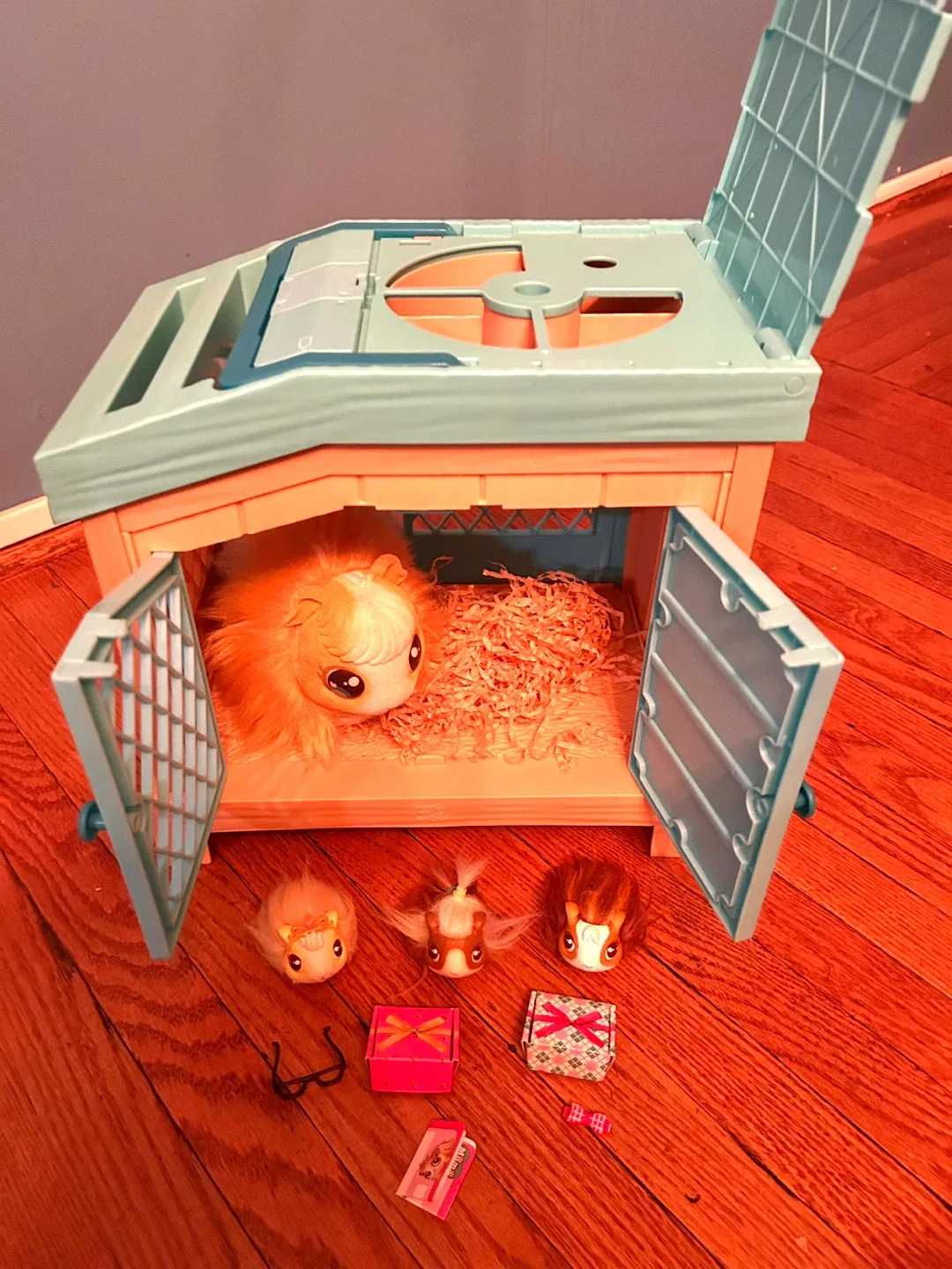 Little Live Pets Mama Surprise Guinea Pig Hutch