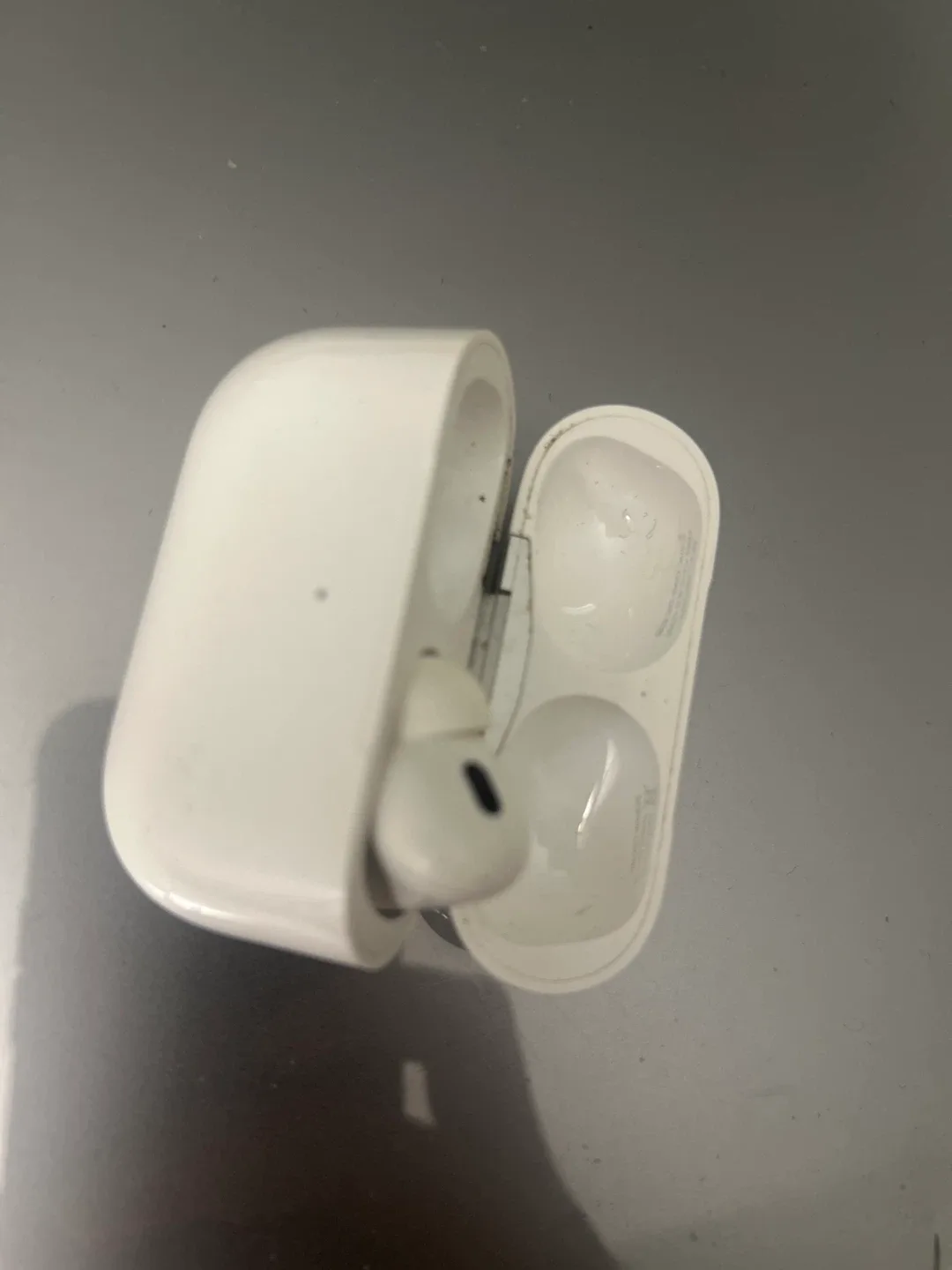 Apple AirPods Pro (2nd generation) only charging case image indicator(2)