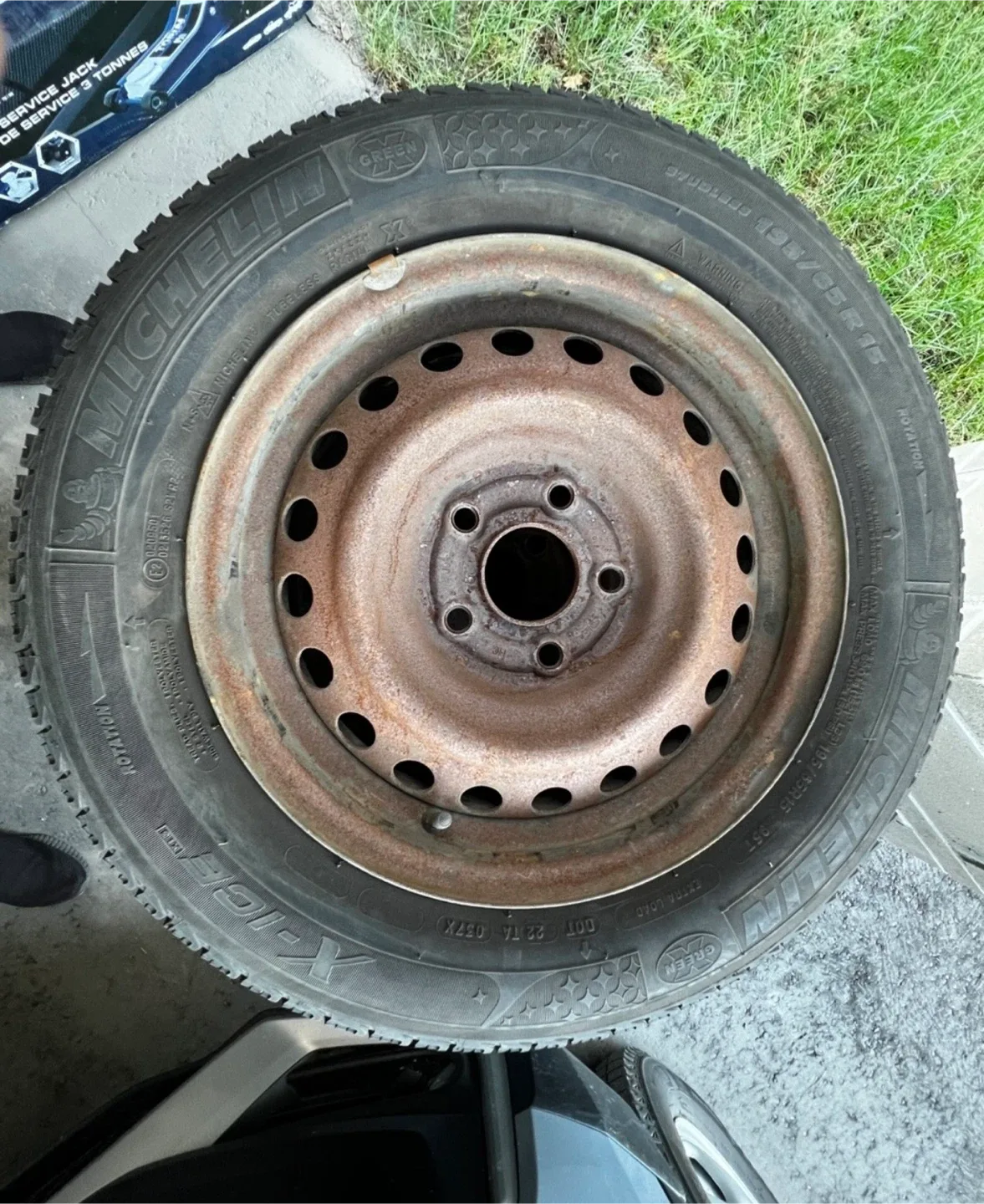 USED MICHELIN X-ICE 15” Winter Tires 195/65R15 image indicator(2)