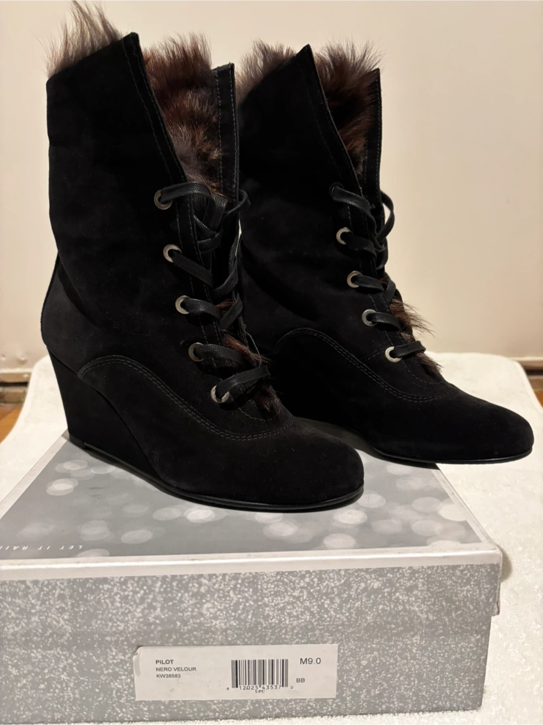 Stuart Weitzman Suede Boots Faux fur lined with box - Size 9