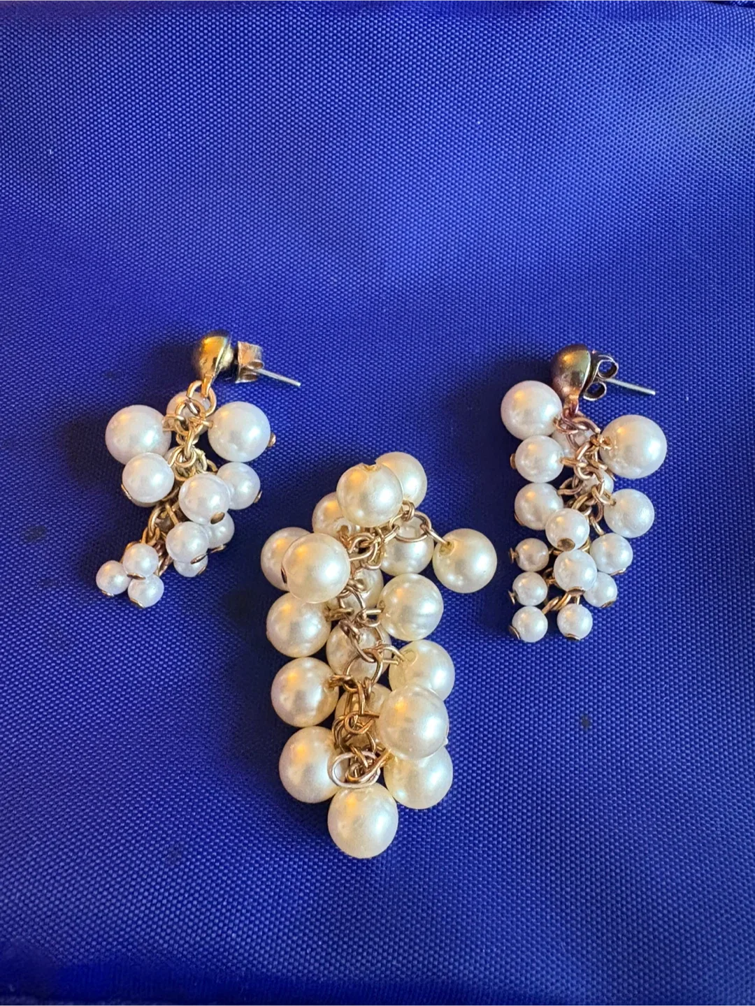 Pearl Earrings and Brooch Set image indicator(2)