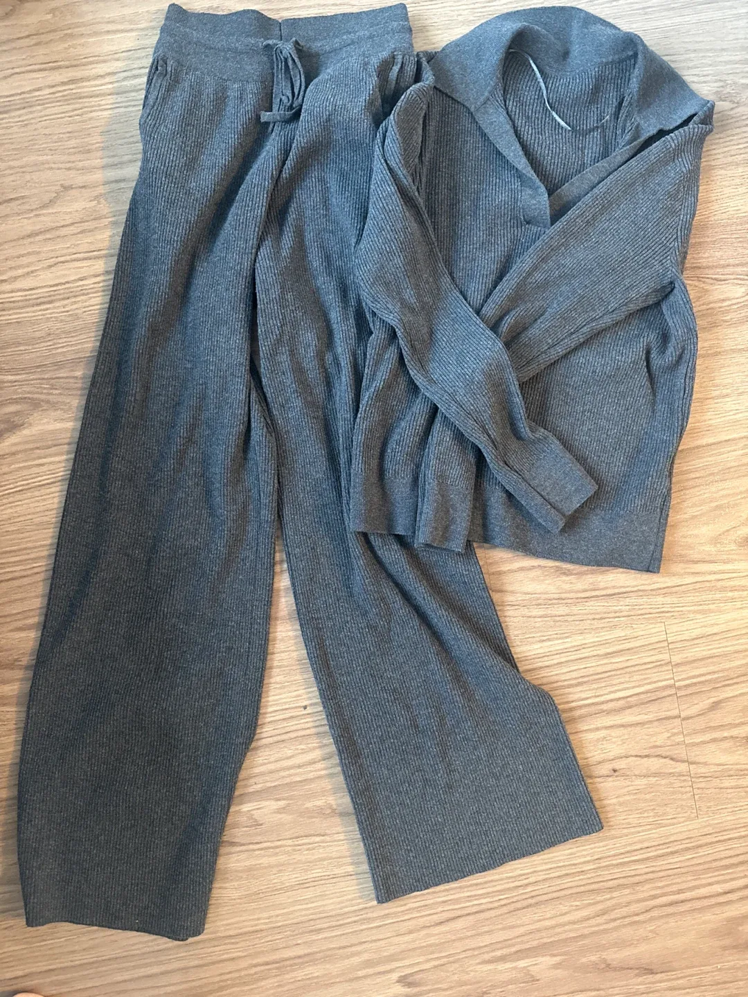 Uniqlo Gray Knit Lounge Set - Size S image indicator(2)