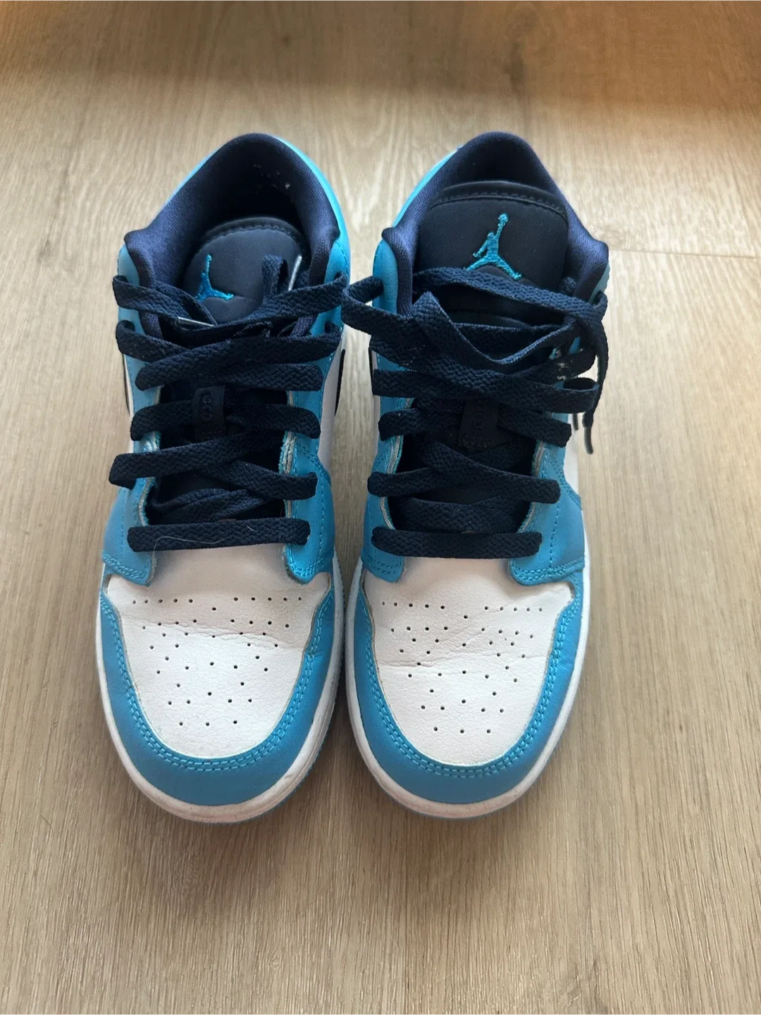 Air Jordan 1 Low (GS) Size 5.5Y image indicator(3)