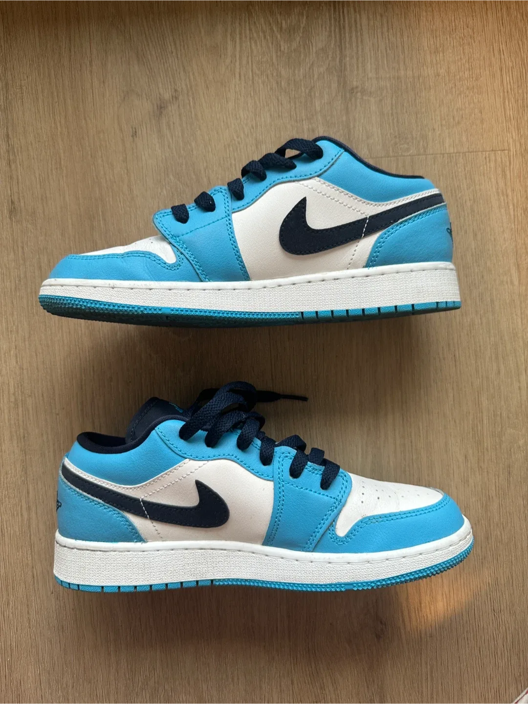 Air Jordan 1 Low (GS) Size 5.5Y image indicator(2)