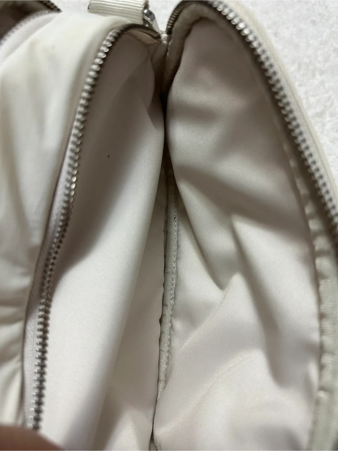 Lululemon Light Ivory Crossbody Camera Bag 2L image indicator(5)