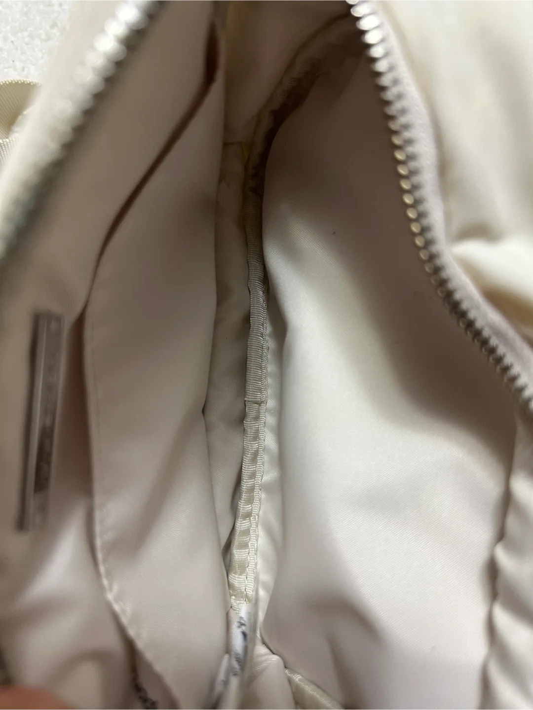 Lululemon Light Ivory Crossbody Camera Bag 2L image indicator(6)