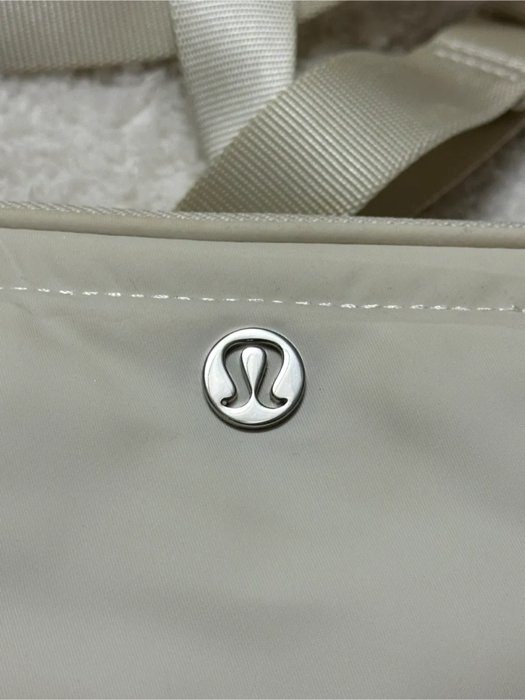 Lululemon Light Ivory Crossbody Camera Bag 2L image indicator(2)