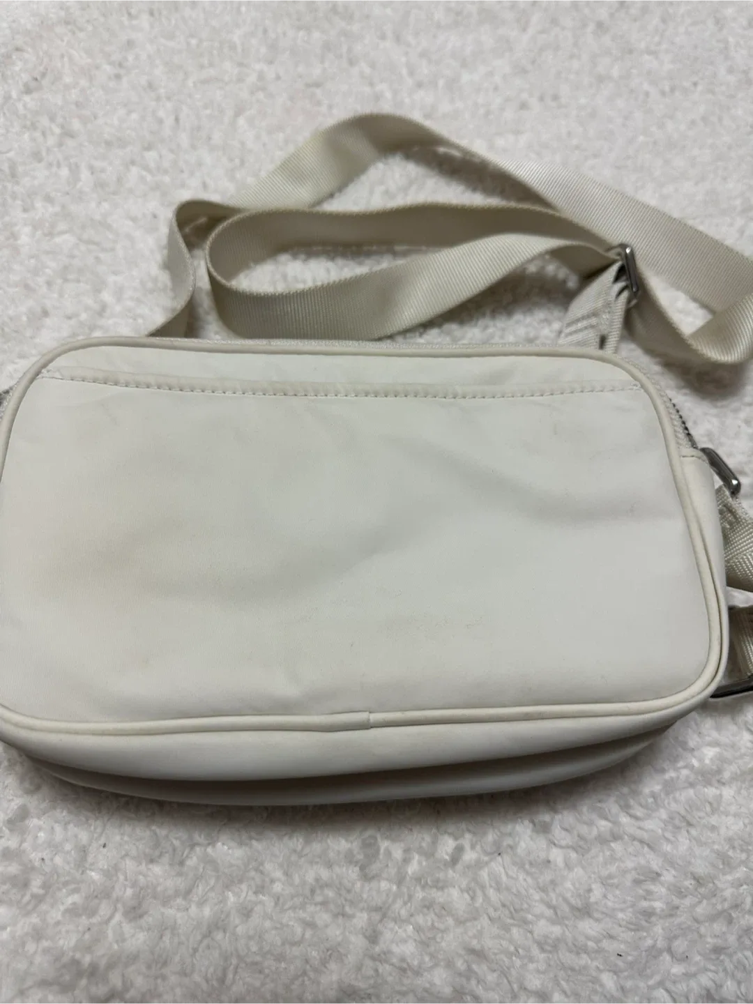Lululemon Light Ivory Crossbody Camera Bag 2L image indicator(3)