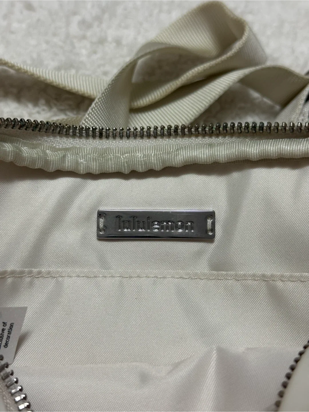 Lululemon Light Ivory Crossbody Camera Bag 2L image indicator(4)