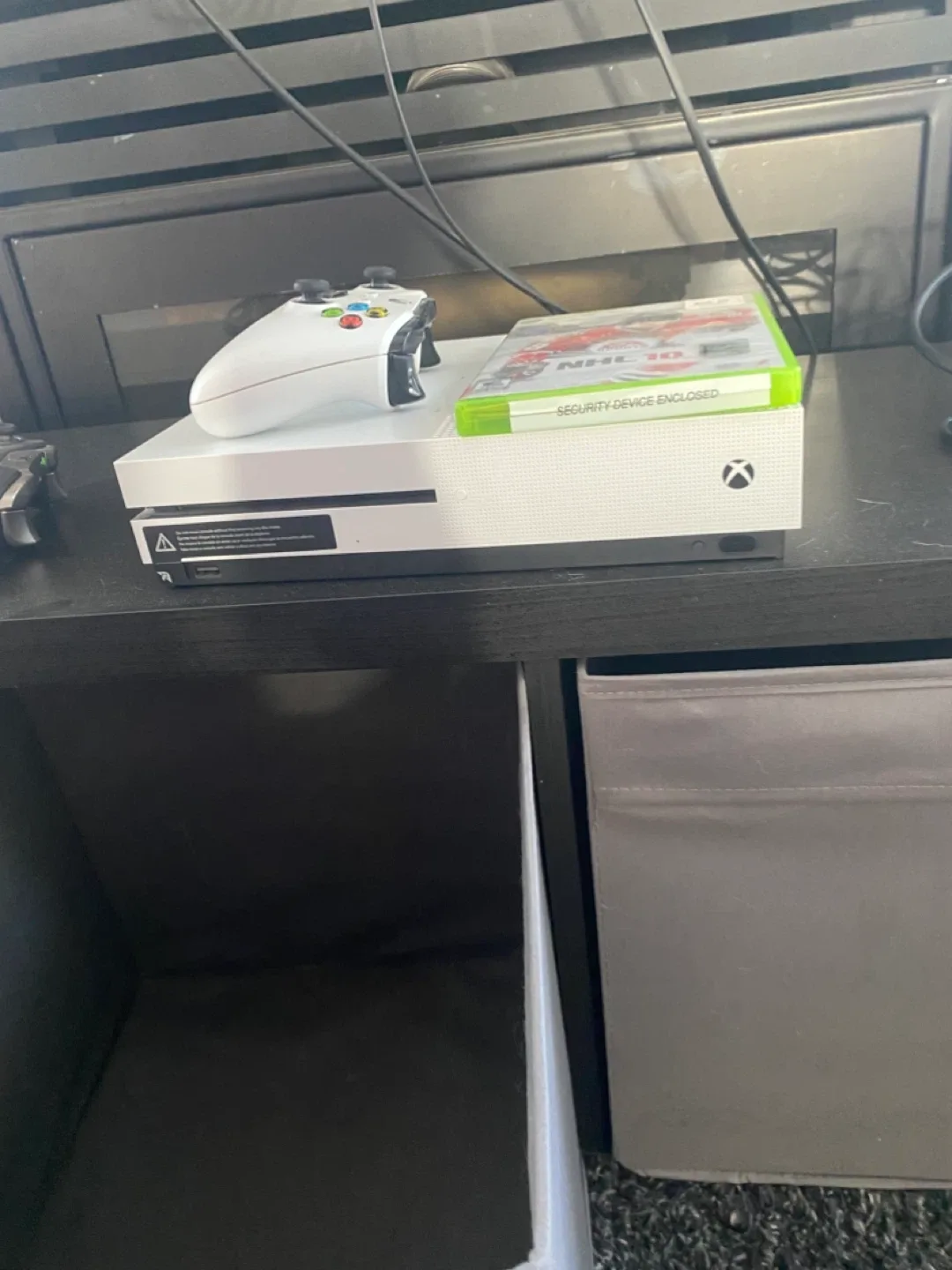 Xbox One S with Controller - White image indicator(2)