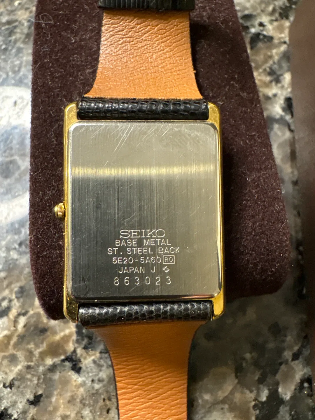 Seiko Quartz 5E20-5A60 Gold Watch with Box image indicator(2)