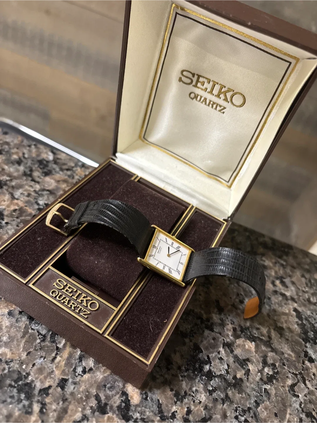 Seiko Quartz 5E20-5A60 Gold Watch with Box image indicator(3)