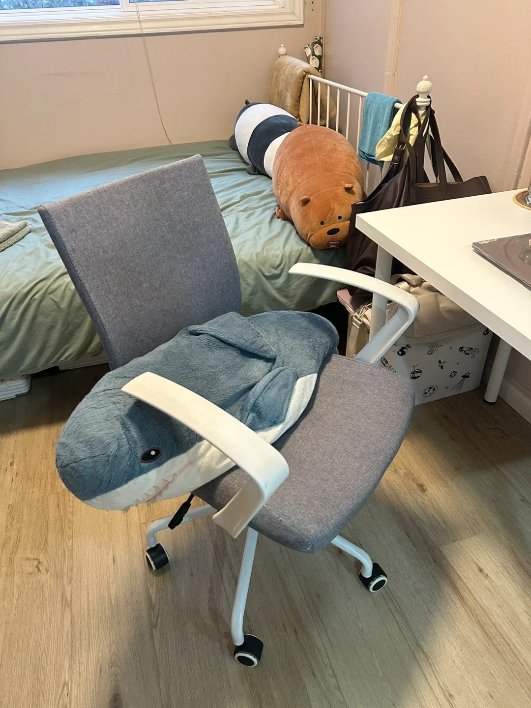 Desk and Office chair thumbnail