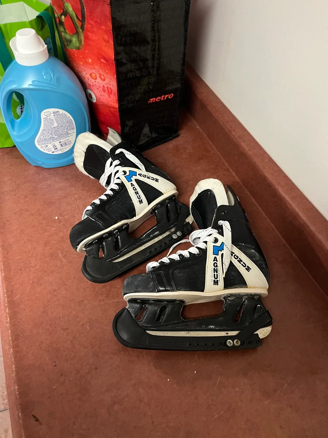 Acnum Hockey Skates - Size 7 image indicator(2)