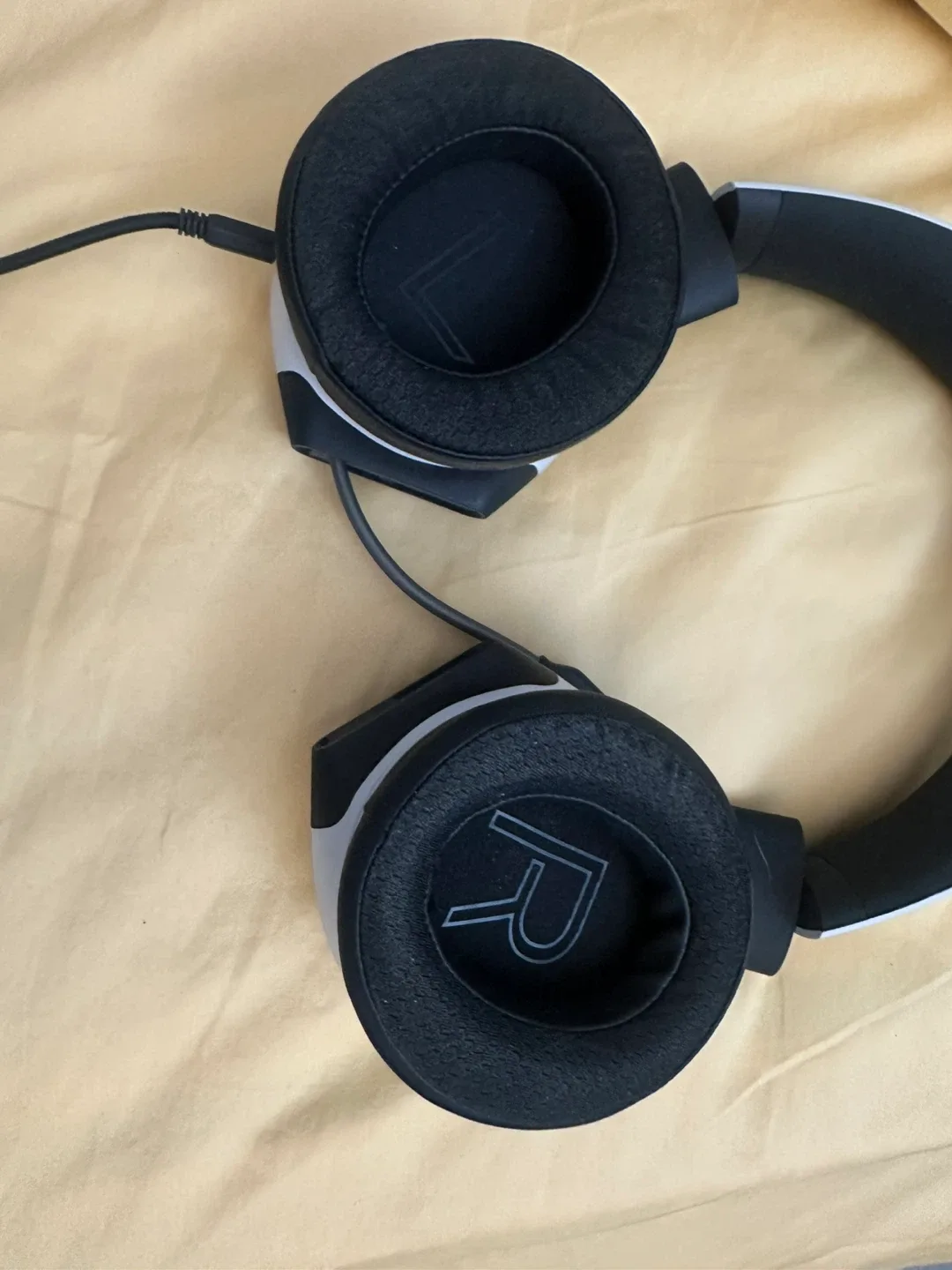 Alienware Wired Gaming Headset image indicator(3)