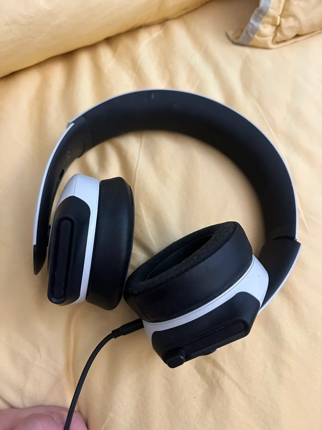 Alienware Wired Gaming Headset image indicator(2)