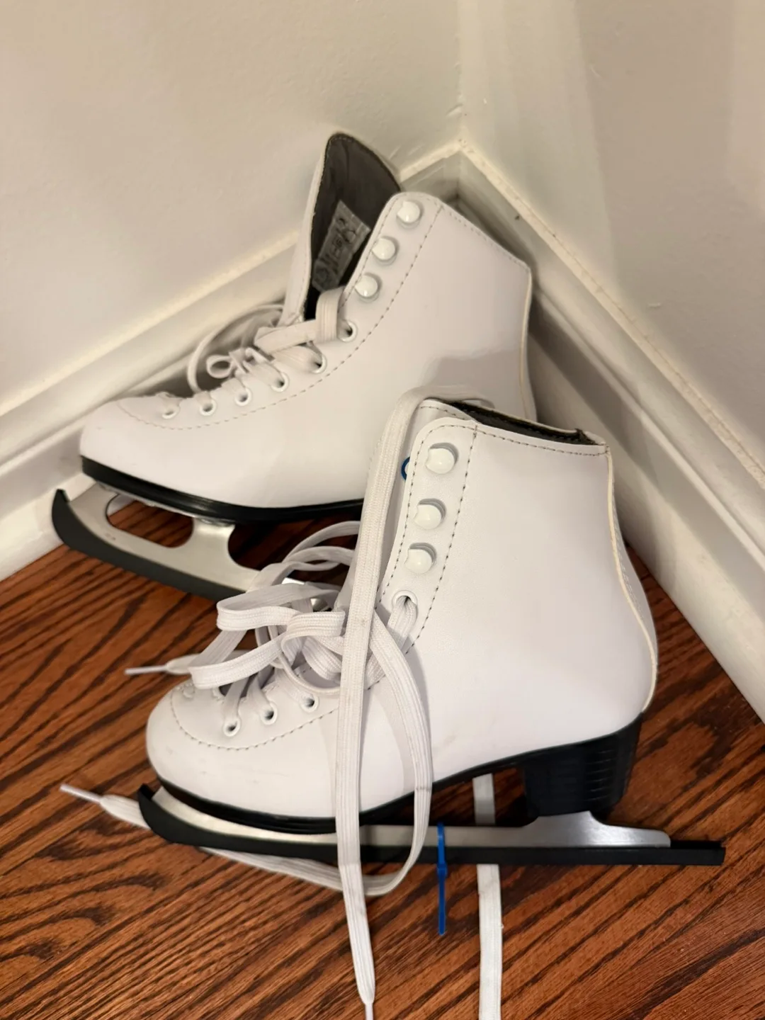 Vic Dream White Ice Skates - US Size 1 image indicator(2)