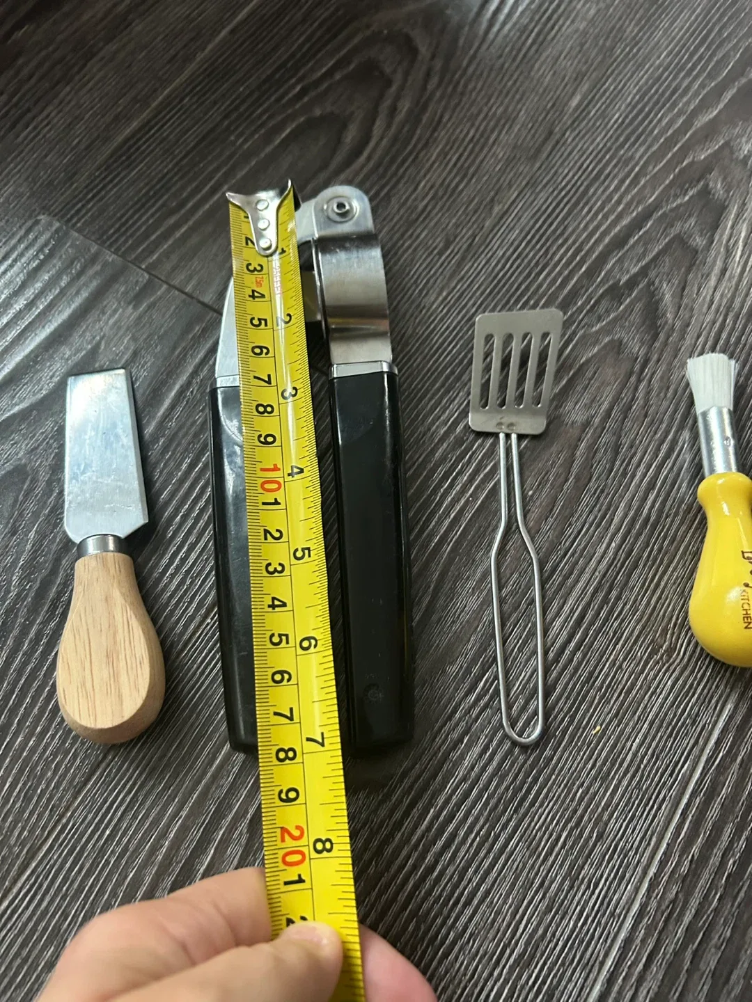 Garlic press ,cheese cutter small spatula and brush image indicator(2)