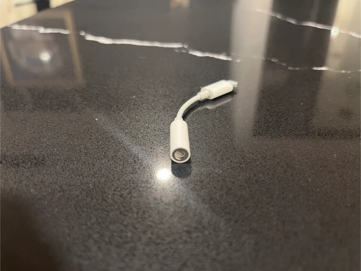Apple Lightning to 3.5 mm Headphone Jack Adapter. - photo 3