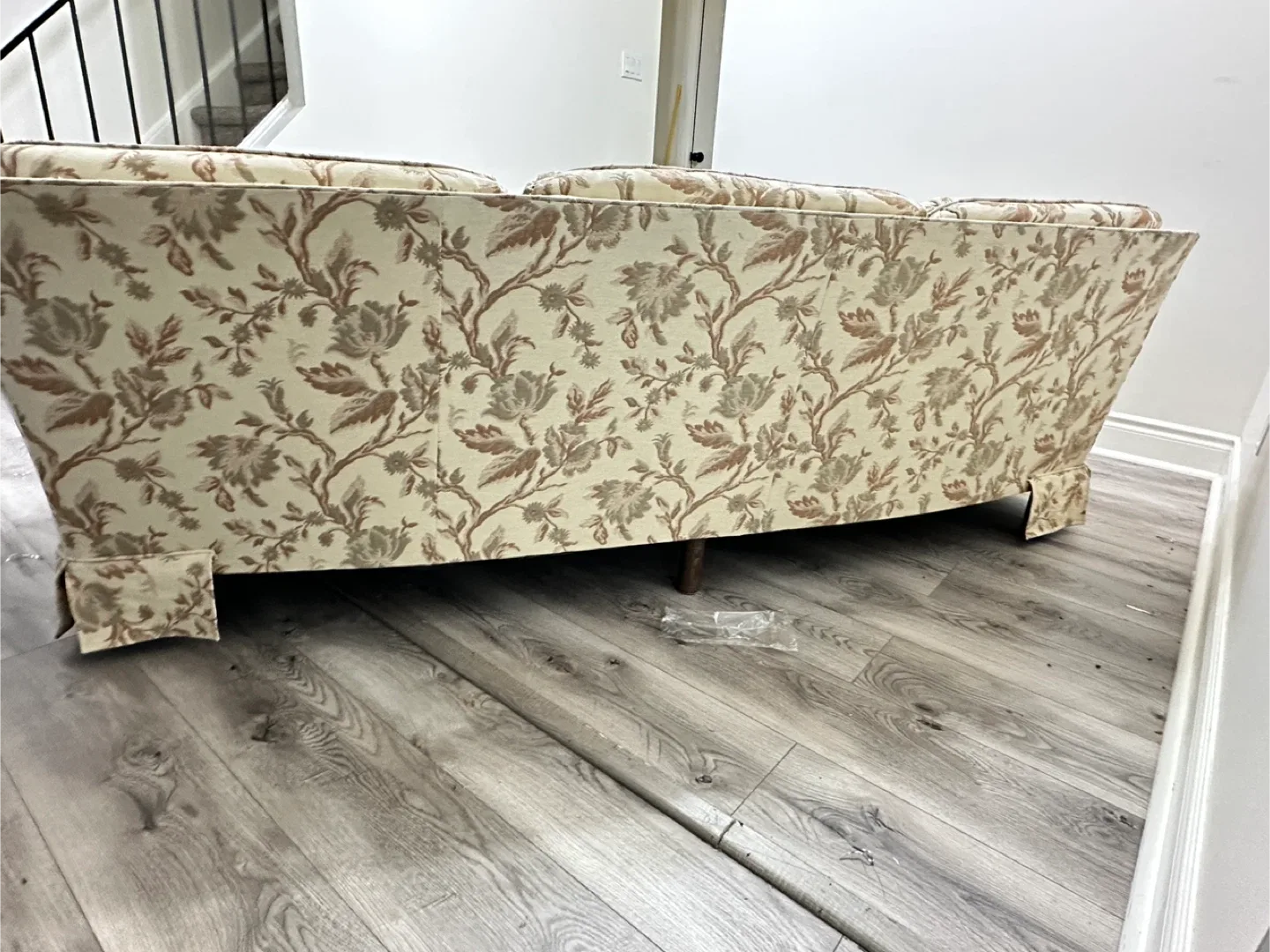 Floral Patterned Three-Seat Sofa image indicator(6)