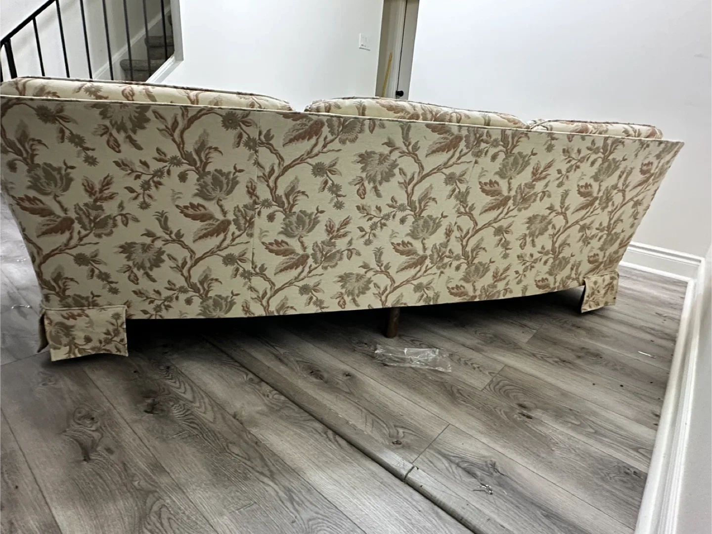 Floral Patterned Three-Seat Sofa image indicator(7)