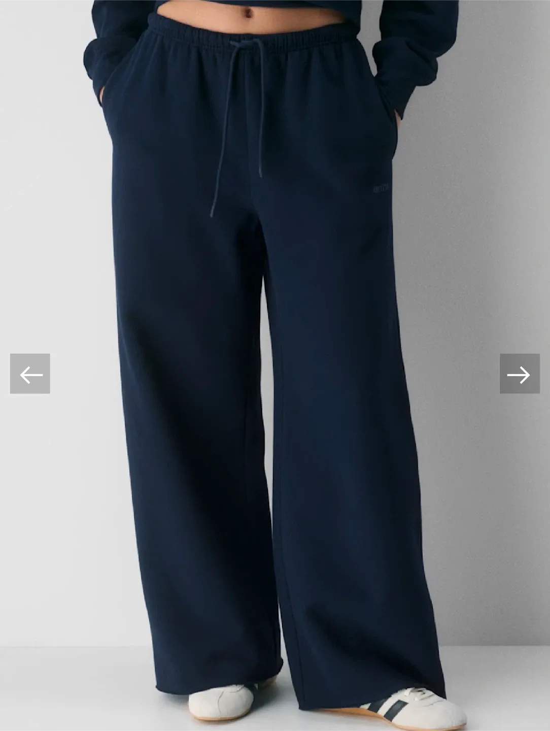 Aritzia Black Wide-Leg Sweatpants image indicator(6)