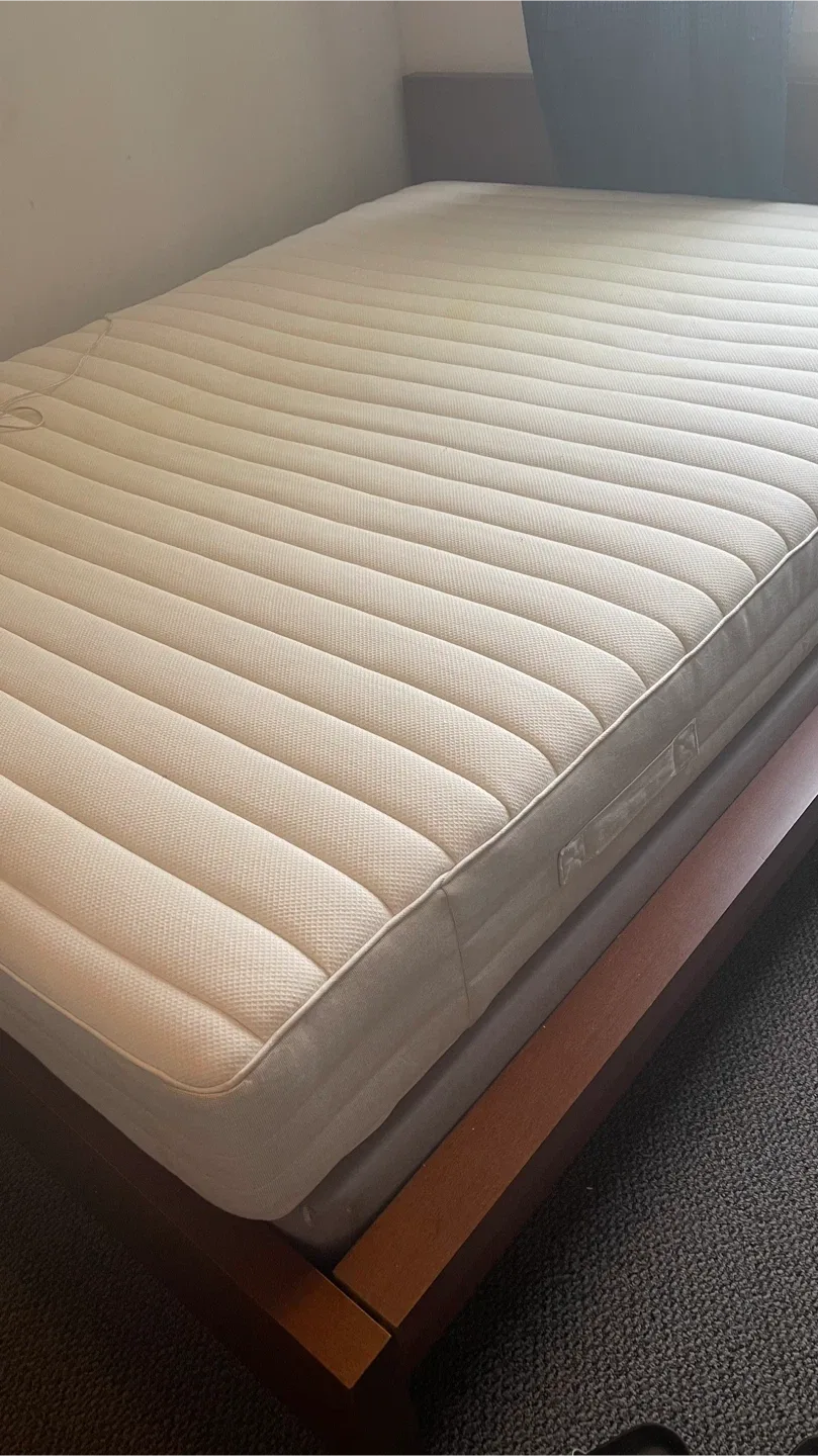 Mattress and wooden bed frame image indicator(2)