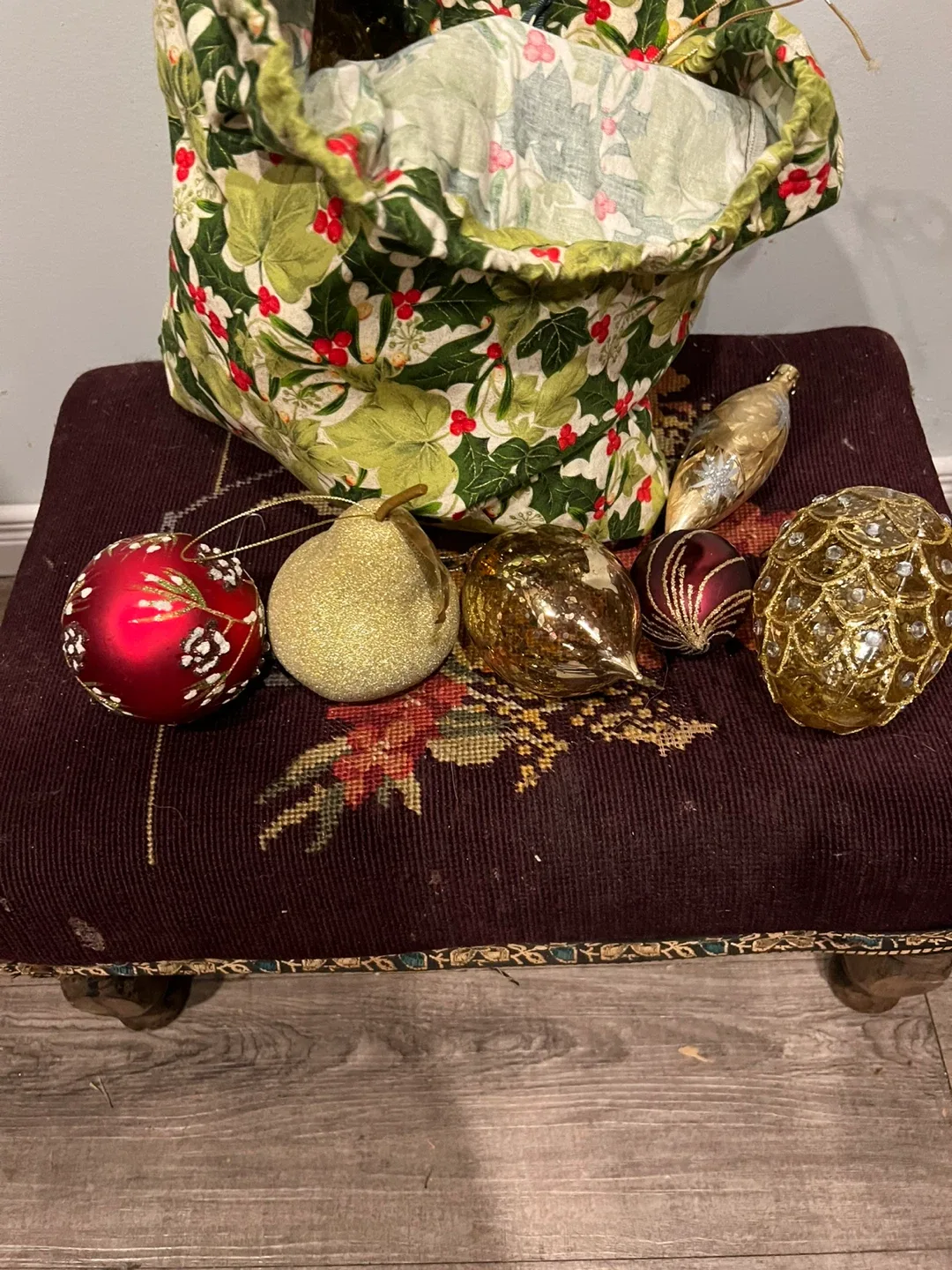 Mixed bag of Christmas Ornaments image indicator(2)