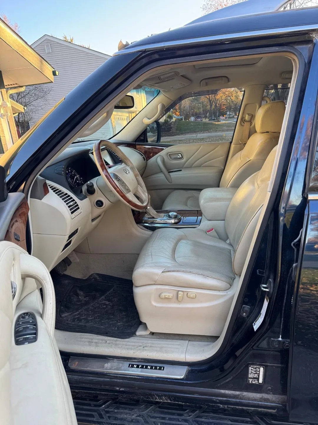 Infiniti QX80 SUV image indicator(4)