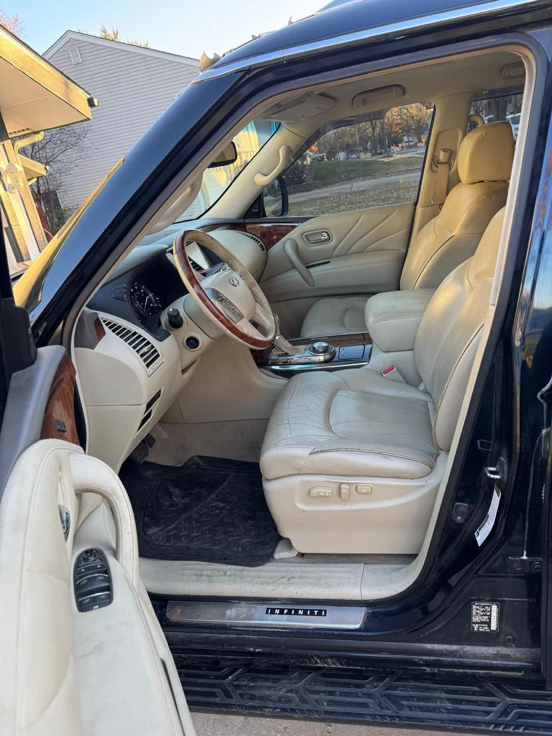 Infiniti QX80 SUV image indicator(6)