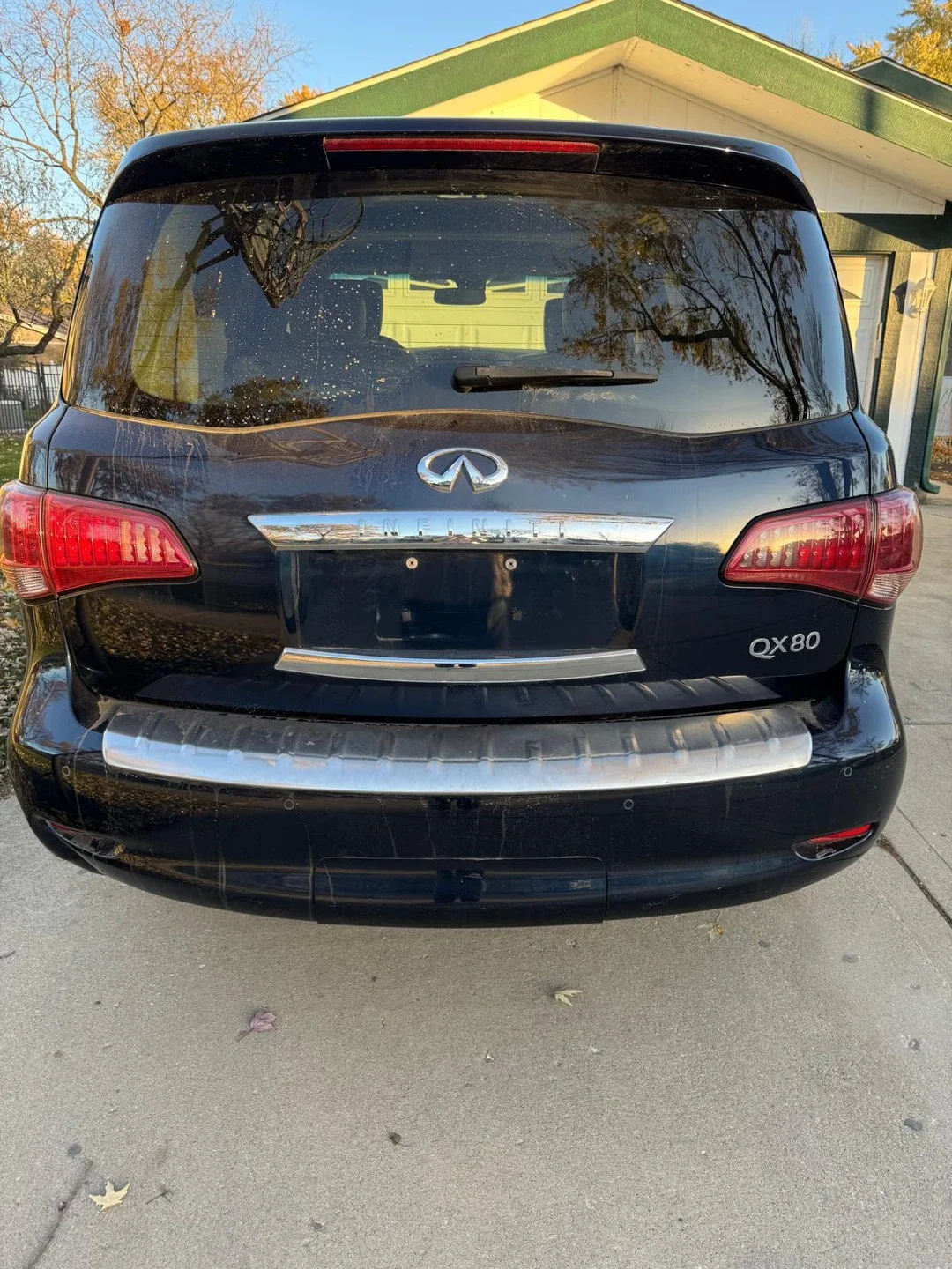 Infiniti QX80 SUV image indicator(2)