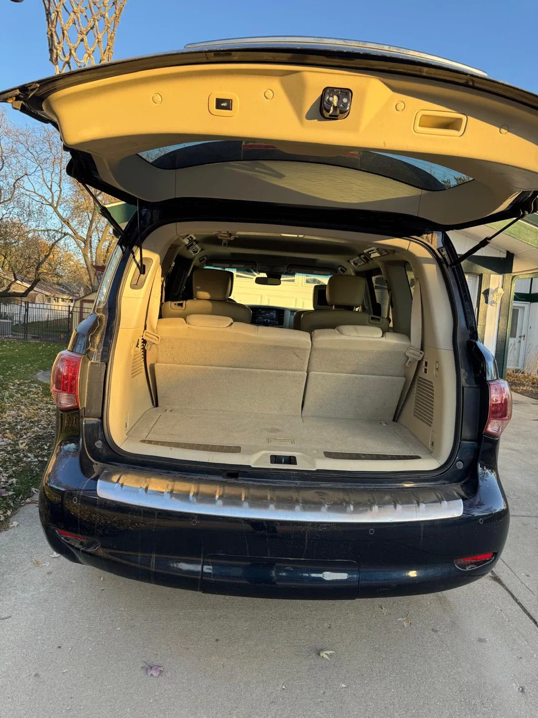 Infiniti QX80 SUV image indicator(3)