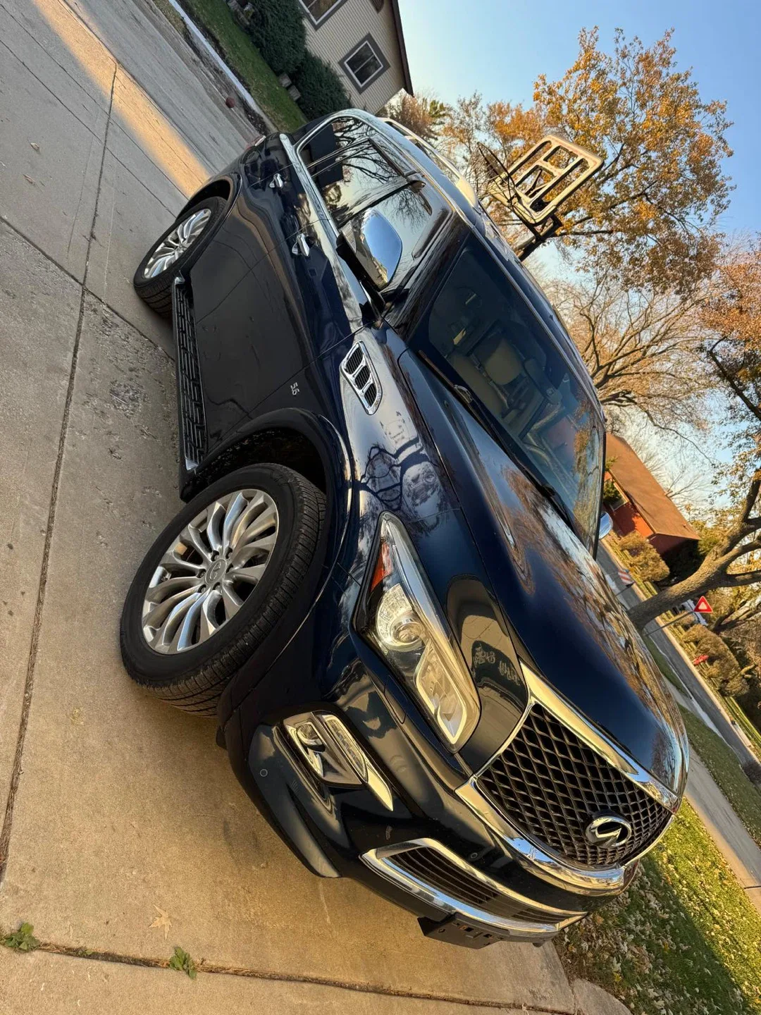 Infiniti QX80 SUV image indicator(5)