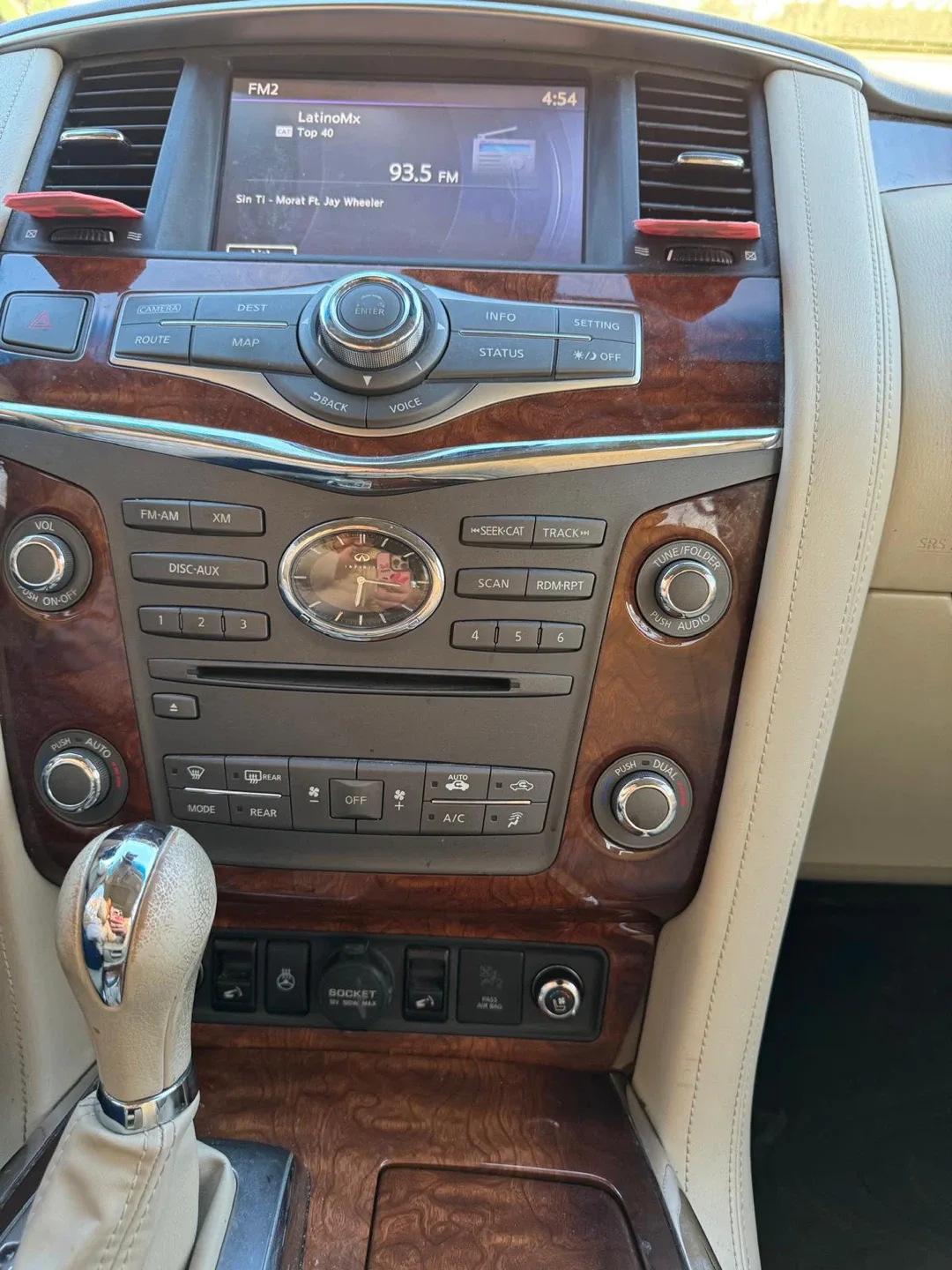 Infiniti QX80 SUV image indicator(8)