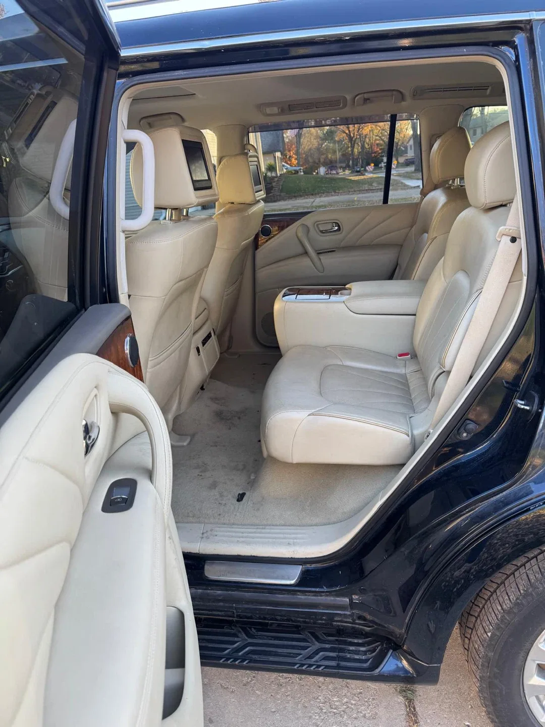 Infiniti QX80 SUV image indicator(7)