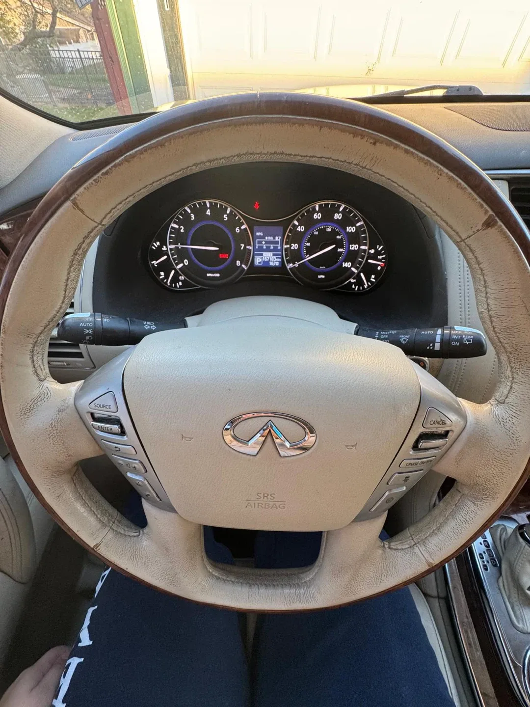 Infiniti QX80 SUV image indicator(9)