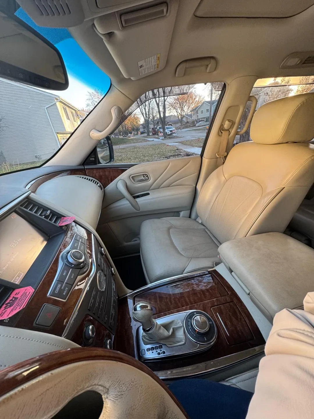 Infiniti QX80 SUV image indicator(10)