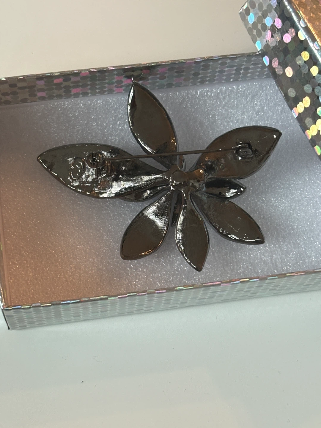 Beautiful Leaf Design Brooch! - photo 2
