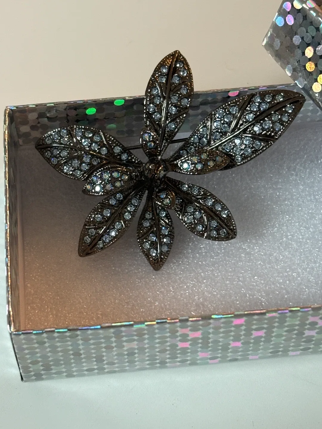 Beautiful Leaf Design Brooch!