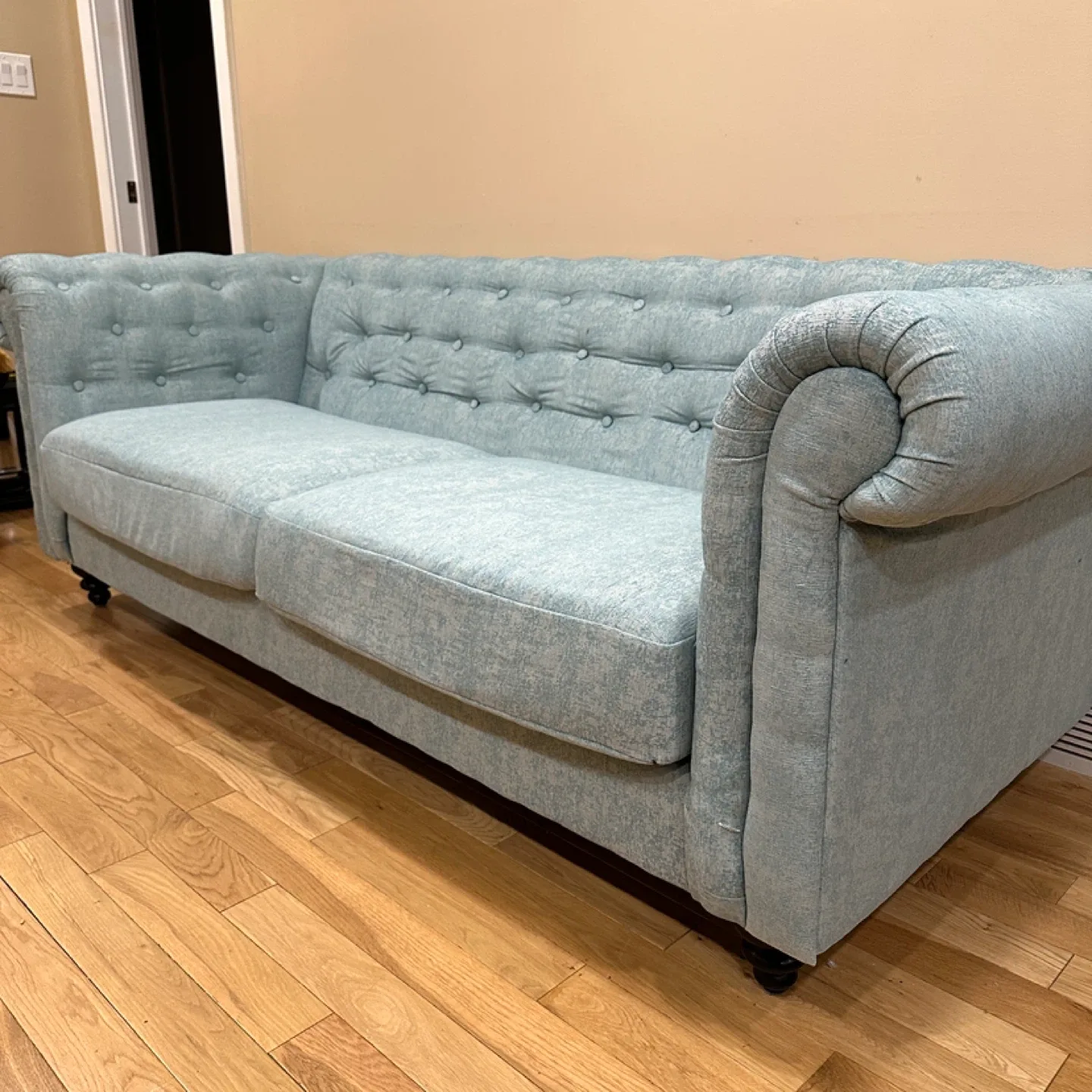 Beautiful Modern Chesterfield 3-Seater Sofa (CAN DELIVER) image indicator(3)