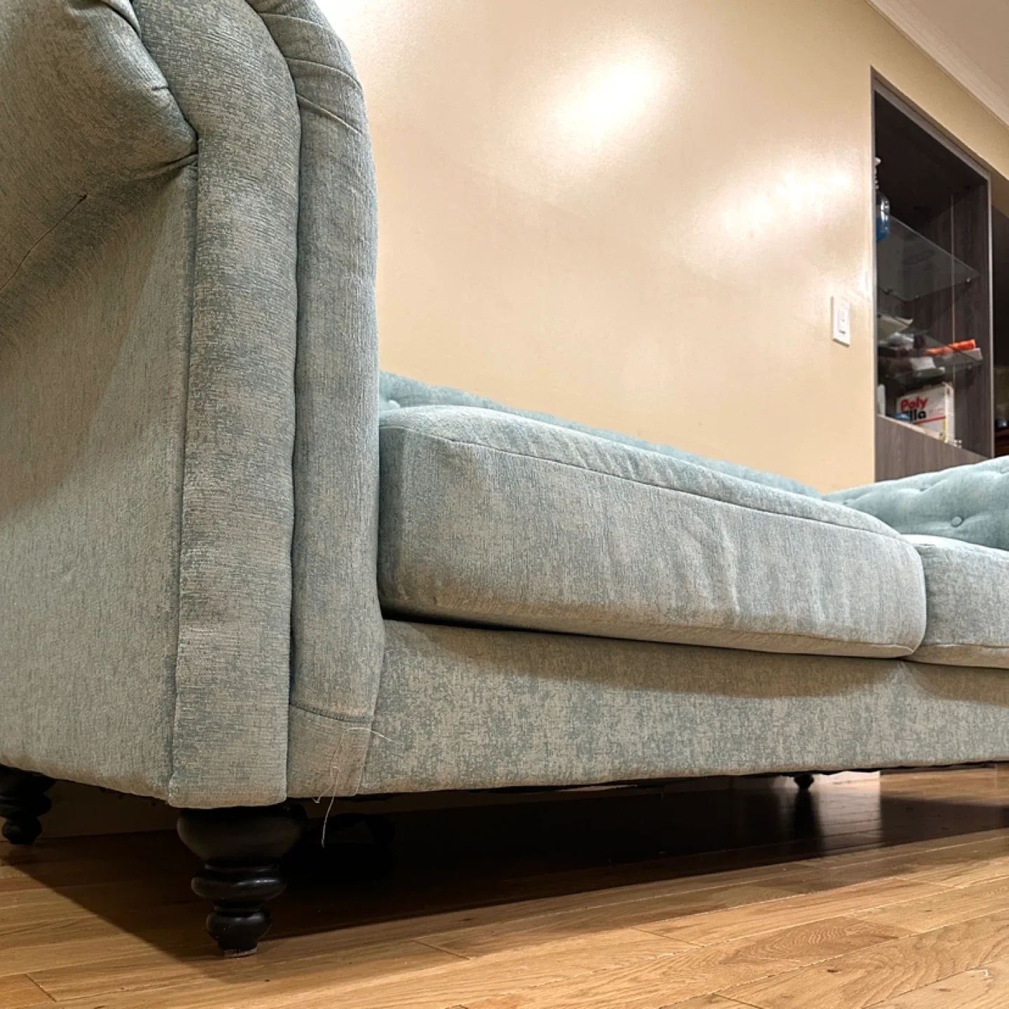 Beautiful Modern Chesterfield 3-Seater Sofa (CAN DELIVER) image indicator(7)