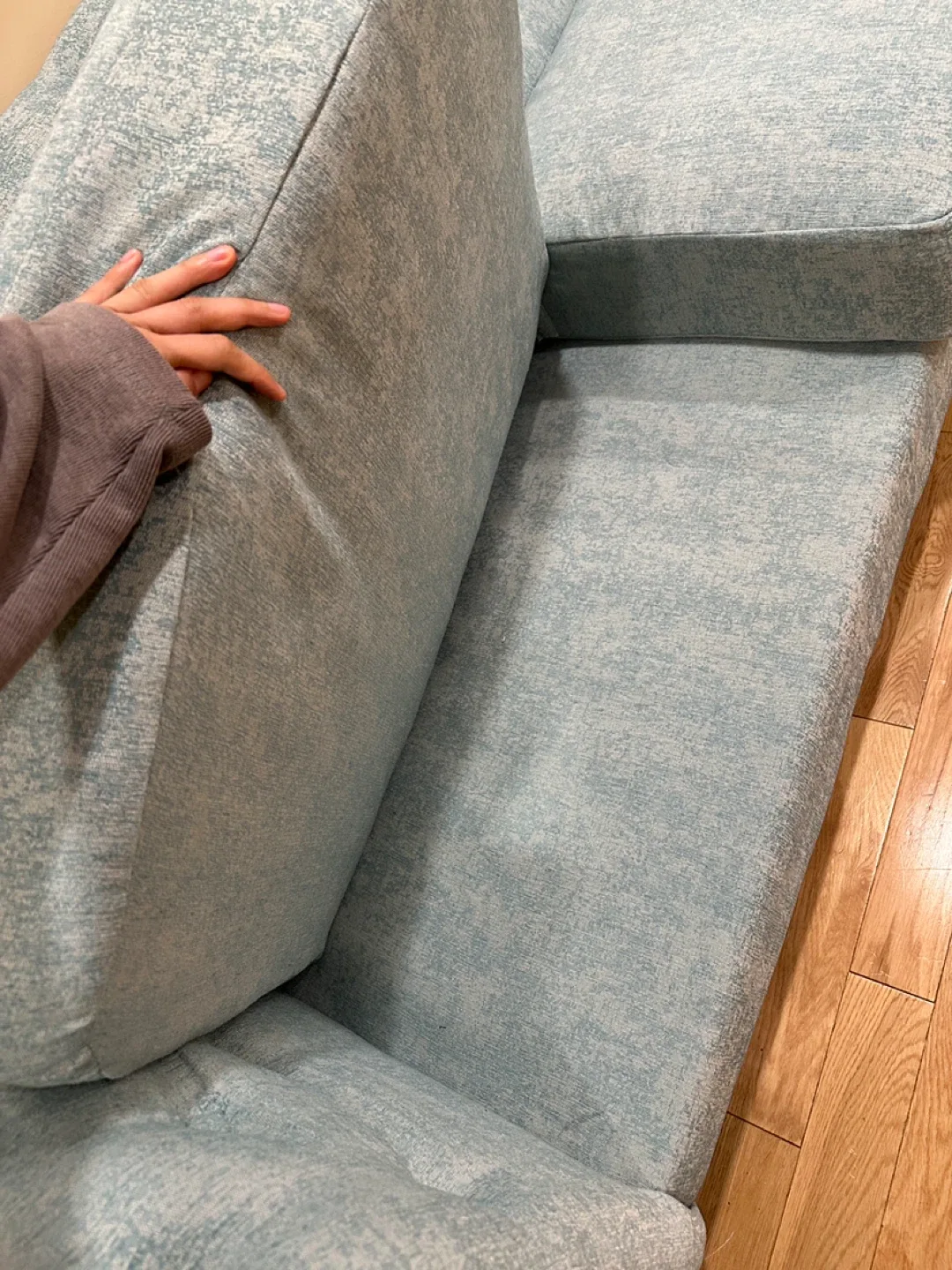 Beautiful Modern Chesterfield 3-Seater Sofa (CAN DELIVER) image indicator(8)