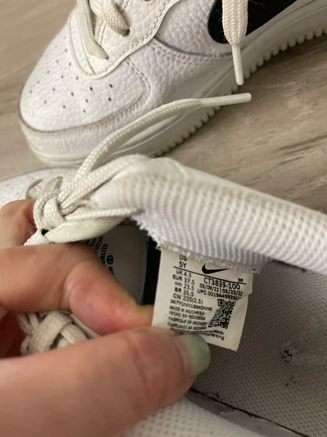 Nike Air Force 1 White/Black, Size US 5Y image indicator(4)