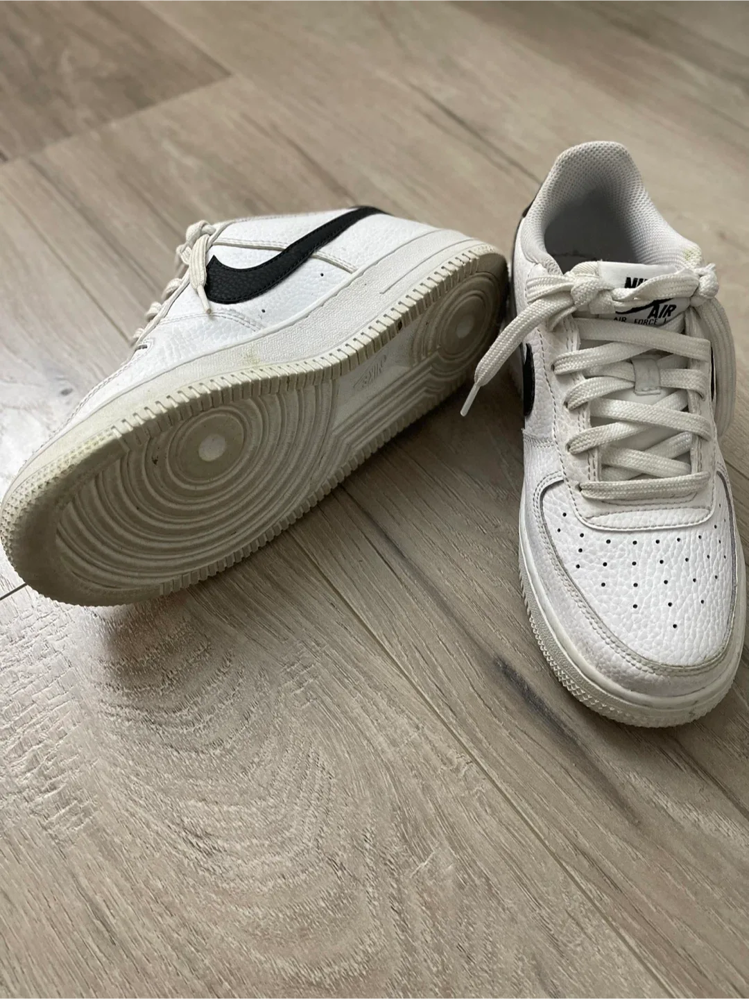 Nike Air Force 1 White/Black, Size US 5Y image indicator(3)