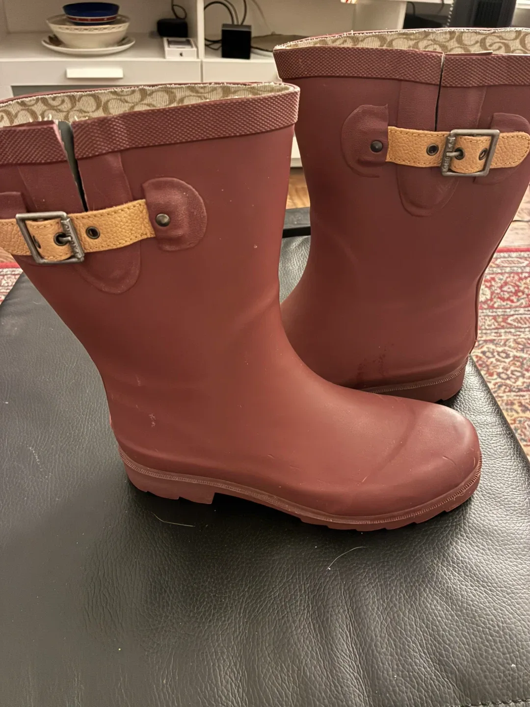 Women’s mid-height rain boots