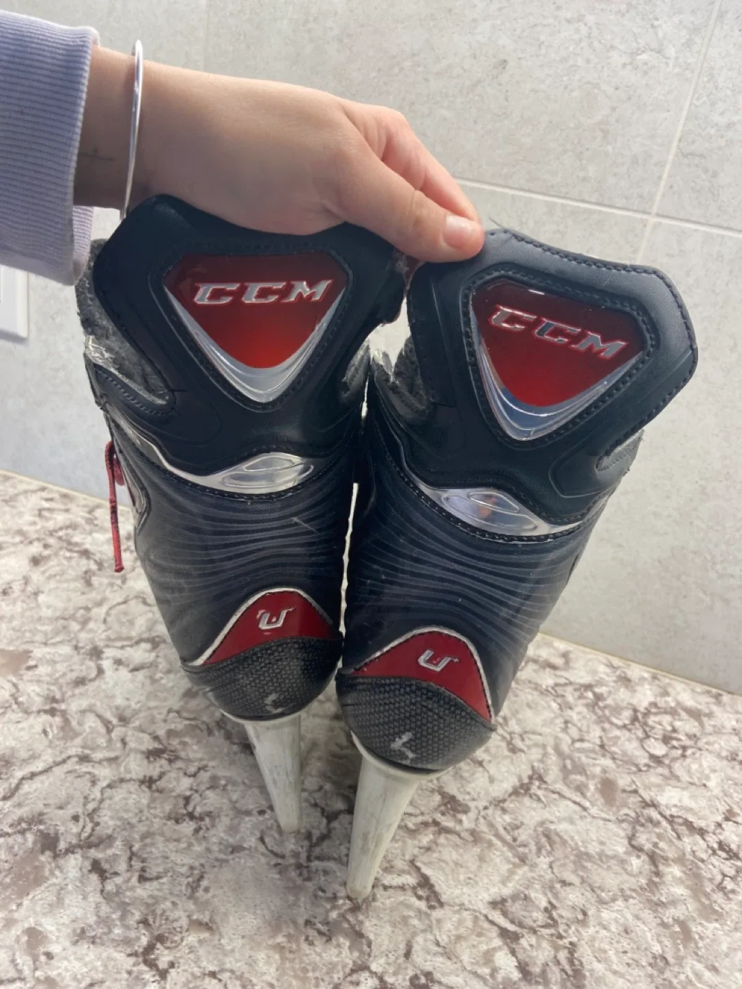 Men’s size 6 CCM skates image indicator(2)