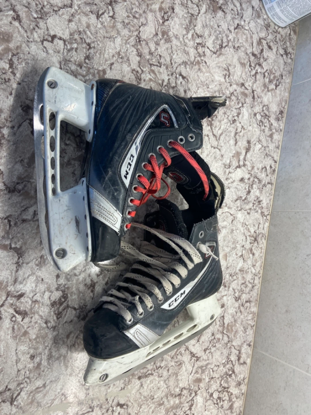 Men’s size 6 CCM skates