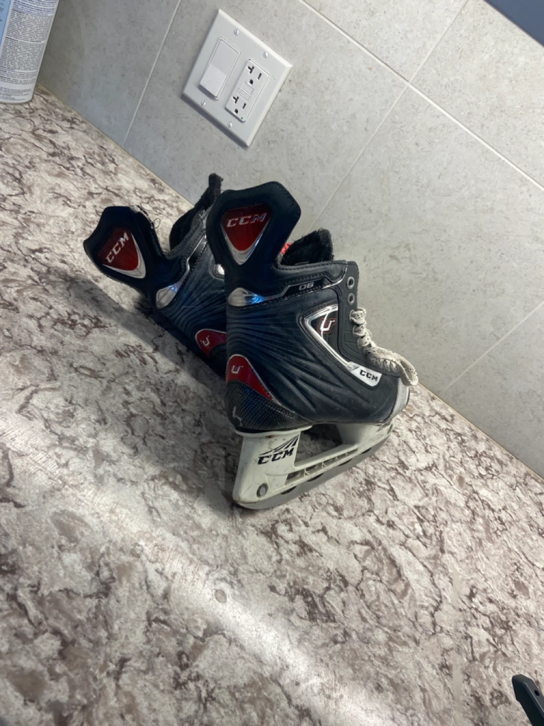 Men’s size 6 CCM skates - photo 3